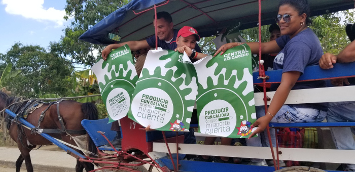 Como parte de las acciones para dar cumplimiento a los acuerdos del X Congreso de la Unión de Jóvenes Comunistas, su Comité Nacional recorrió los centrales azucareros camagüeyanos para reconocer la labor de quienes se saben protagonistas de esta zafra porque su aporte cuenta. Foto: Del Autor Como parte de las acciones para dar cumplimiento a los acuerdos del X Congreso de la Unión de Jóvenes Comunistas, su Comité Nacional recorrió los centrales azucareros camagüeyanos para reconocer la labor de quienes se saben protagonistas de esta zafra porque su aporte cuenta.