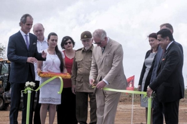Foto: Tomada de cubasi.cu Asiste Príncipe de Gales al inicio de la construcción de parque solar en el Mariel