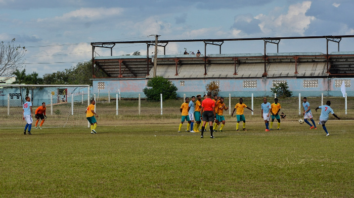 Foto: Del Autor Miuras dan la clarinada en Santiago de Cuba
