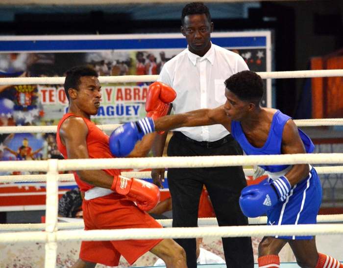 Combate de la división de los 57 kg. entre el camagüeyano Miguel A. Echevarría (rojo) y su oponente Ihosvani Armenteros Palacios, de Villa Clara, en la final del primer cartel de la Serie Nacional por Equipos de la zona central, en el Palacio de los Deportes Rafael Fortún. Foto: Rodolfo Blanco Cué/ACN Camagüey estará en la final de la Serie Nacional de Boxeo