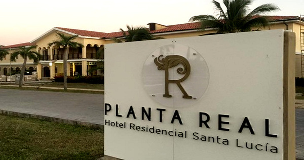 El hotel Residencial Planta Real, en la playa Santa Lucía de Camagüey, abrirá en la temporada alta del turismo internacional, con categoría de cinco estrellas y 28 habitaciones, que se sumarán a las mil 35 existentes en ese polo. Foto: Archivo Turismo cubano adelante, a pesar del bloqueo