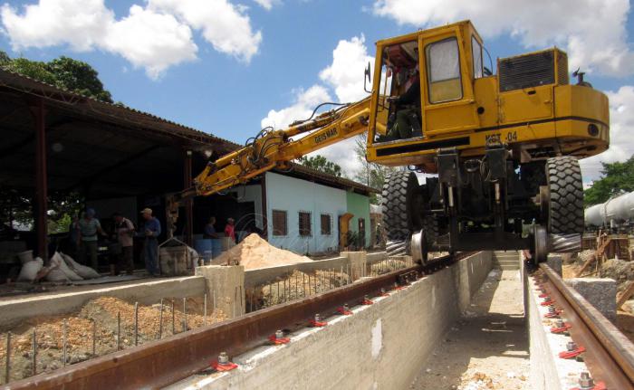 La calidad de los componentes del foso de revisión de las locomotoras está bajo constante control. Foto: Tomada de granma.cu Tren Habana- Holguín regresa en julio