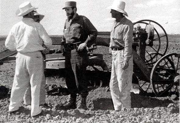 Fidel dialoga con los propietarios de las tierras, sobre la importancia de la Ley de Reforma Agraria. Foto: Tomada de fidelcastro.cu Fidel y la Reforma Agraria en Camagüey