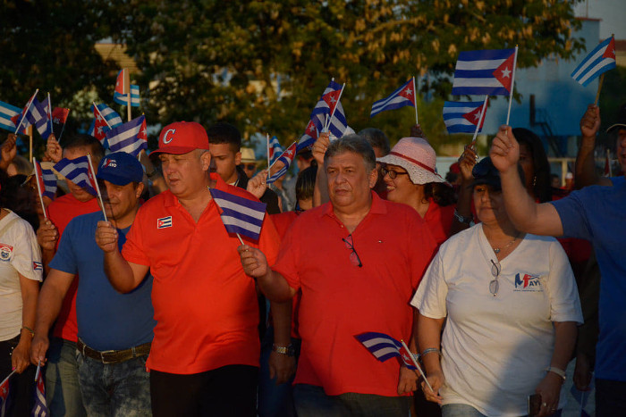 Marino Murillo Jorge también desfiló en Camagüey este primero de mayo, acompañado por Jorge Luis Tapia Fonseca, secretario del PCC en la provincia, e Isabel González Cárdenas, presidenta de la Asamblea del Poder Popular en este territorio. 