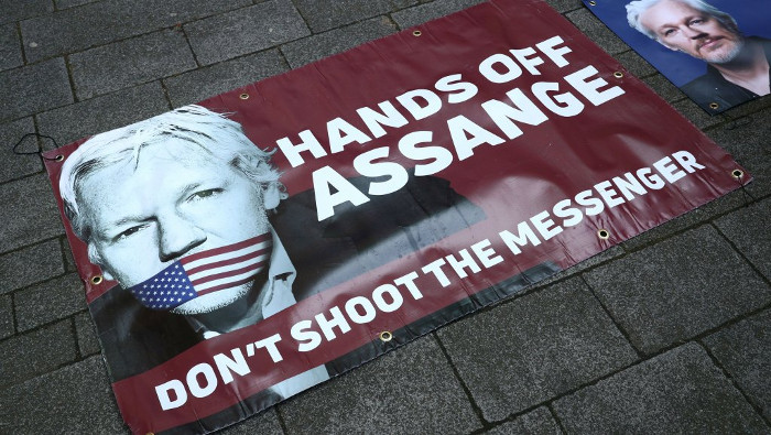 Pancartas de apoyo a Julian Assange en la acera frente al Tribunal de Magistrados de Westminster en Londres, Reino Unido. Foto: Tomada de france24.com Assange se opone a su extradición