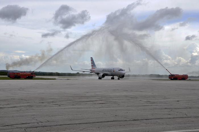 El 9 de septiembre de 2016 tocó suelo camagüeyano el Airbus 319 de American Airlines procedente de Miami, con 91 pasajeros, fue el vuelo 1356 que inició la ruta regular de viajes entre ambos países con destino en esta provincia. Foto: Otilio Rivero Delgado/Adelante/Archivo American Airlines por extender sus operaciones en Cuba