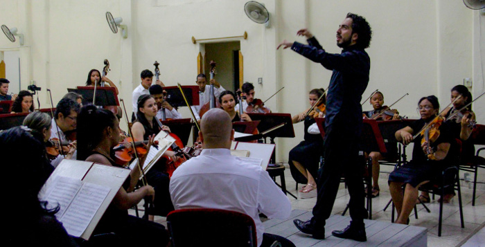 Fotos: Alejandro Rodríguez Leiva/ Adelante Christopher Mina: música por la armonía humana