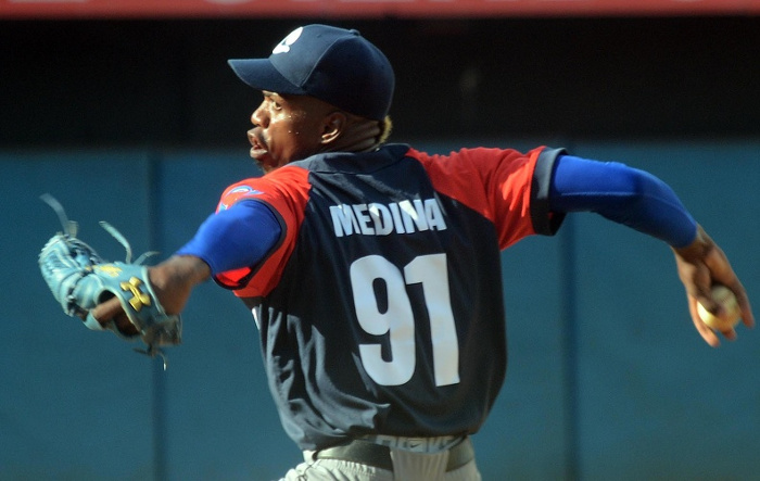 Frank Luis Medina, resulta el lanzador ganador y los Toros se quedan solos en la cima de la LIX Serie Nacional de Béisbol, al vencer a las Avispas, en el primer juego de la subserie particular de la 2da. fase, en el estadio Guillermón Moncada de la ciudad de Santiago de Cuba. Fotos: Miguel Rubiera Justiz / ACN Ganar ahora nos consolidó para la clasificación, reconoce Frank Luis Medina