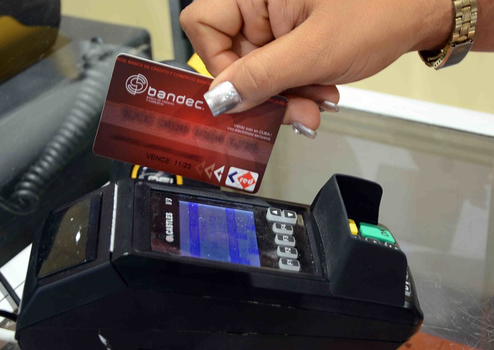 Los clientes podrán adquirir los equipos mediante tarjetas magnéticas internacionales VISA, MASTERCARD y CABAL, y las Red de los bancos Metropolitanos, BANDEC y BPA. Foto: Miguel Rubiera Jústiz / ACN Tienda camagüeyana lista para vender en divisas