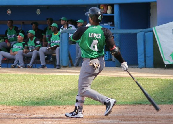 Richel López conectó cuadrangular en la victoria de los Elefantes Foto: Boris Luis Cabrera / Cubadebate. La cuarenta no cayó en Cienfuegos