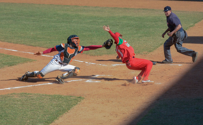 Foto: Alejandro Rodríguez Leiva / Adelante Apagón el Cándido y mal manejo del pitcheo