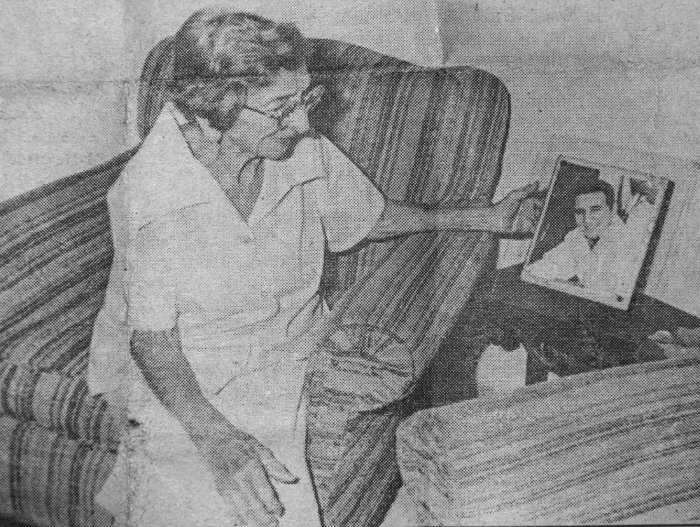 Belita en la sala de su casa y a su lado una foto de Fidel cuando joven. Fotocopia: Leandro Pérez Pérez/Adelante Entre Fidel y Belita, un cariño recíproco