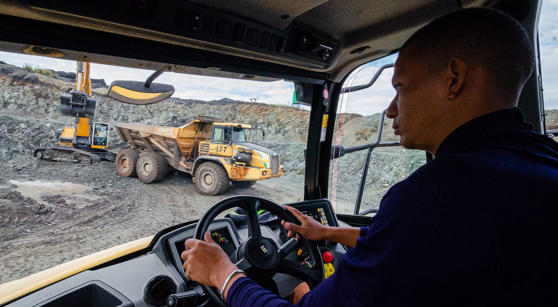 Mineros de cromo visten con traje largo
