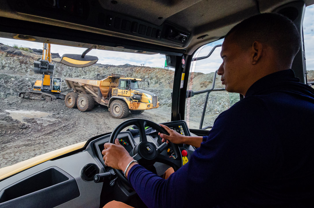 Técnicas y hombres se unen para incrementar la producción de cromo.Fotos: Leandro Pérez Pérez/Adelante Mineros de cromo visten con traje largo