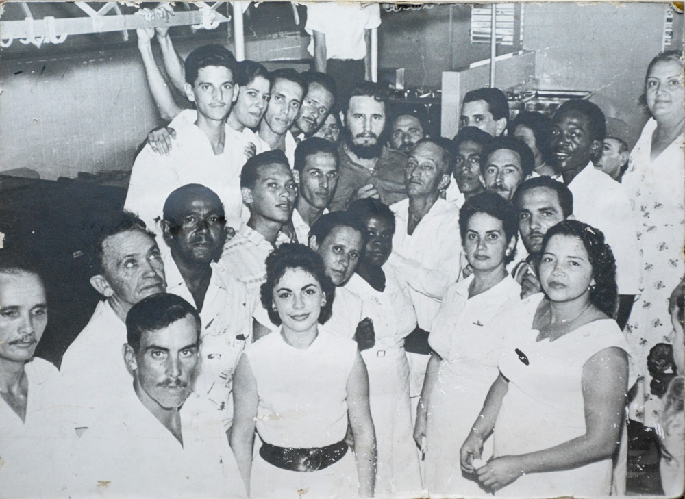 Fidel el día de la inauguración rodeado de trabajadores del centro. Foto: Cortesía de la dirección del Hospital. El “Amalia Simoni”, a sus 60 años