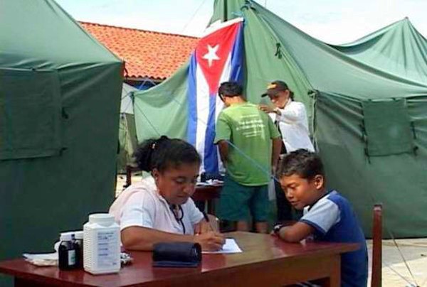 El gobierno estadounidense mantiene una campaña difamatoria contra la cooperación médica cubana. En la imagen, médicos cubanos en Bolivia. Foto: Archivo