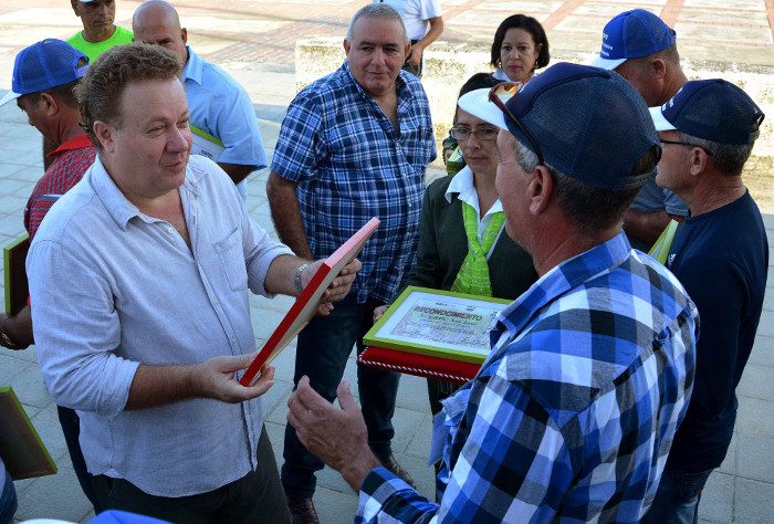 En la Plaza de la Revolución Ignacio Agramonte rindieron homenaje al patriota camagüeyano y seguidamente reconocieron a 81 colectivos cañeros de Cuba que obtienen o rebasan las 70 toneladas de la gramínea en suelo de secano y regadío. Foto: Rodolfo Blanco Cué/ACN Quitarse sombrero o gorra ante la caña de azúcar