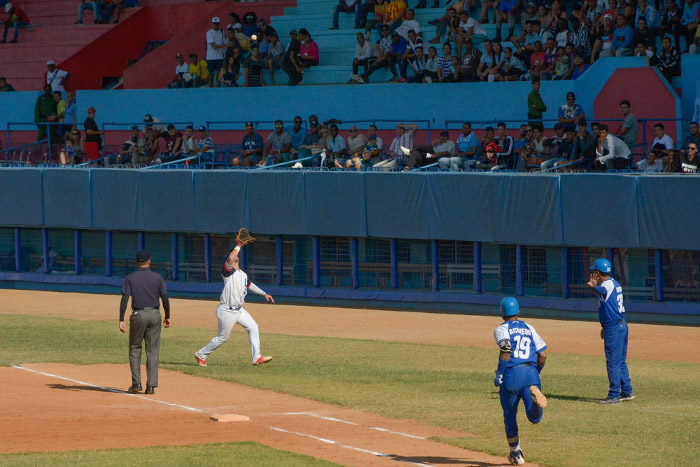 Fotos: Alejandro Rodríguez Leiva / Adelante Victoria de Industriales en caótica jornada
