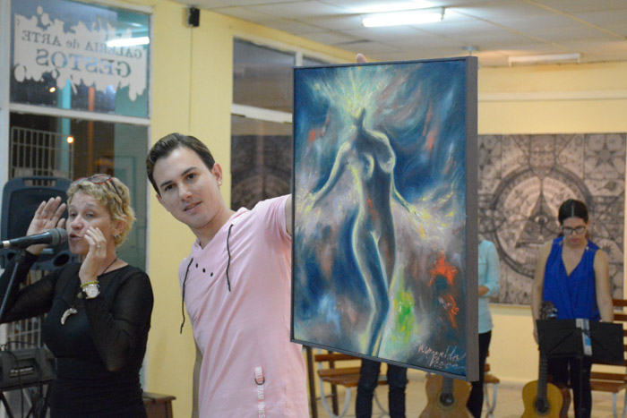 The prize included the unnamed painting that the young Andy Pérez Rojas painted two night ago as a part of a performance action of live creation, to the rhythm of electronic music by the DJ Richi Castro and the sax player Peter Brizuela, at the Terrace of Young Art, of the Hermanos Saíz Association.
