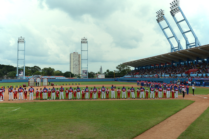 Fotos: Leandro Pérez Pérez y Alejandro Rodríguez Leiva/ Adelante El Cándido se ilumina de gloria