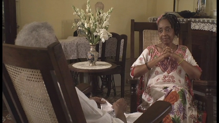 Fotograma del documental Diálogo con mi abuela, dirigido por Gloria Rolando. Gloria Rolando enfocada por jóvenes realizadores