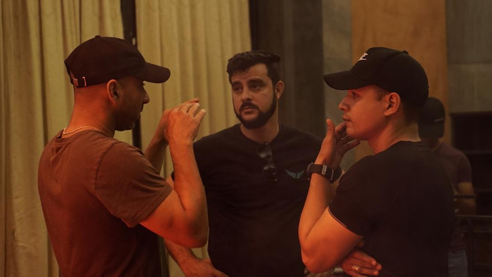 Juan Carlos (a la derecha) junto al supervisor de efectos visuales Ariel Carballo y al director de fotografía Alexander González. Juan Carlos Tavío: Rojo para contar diferente