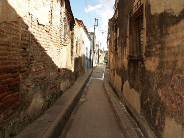 Alley Funda del catre, today with the official name Ramón Ponte, the narrowest in Cuba. Photo: Archive Alleys in the city