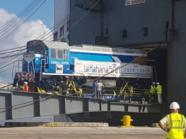 La nuevas locomotoras reforzarán la transportación de cargas en diferentes sectores de la economía  y los productos de la canasta básica alimentaria de la población. Foto: Bernardo Espinosa/Facebook. En Cuba nuevo lote de locomotoras rusas