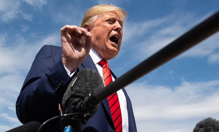 El presidente de los Estados Unidos, Donald Trump, quien afronta acusaciones por presuntas presiones al gobierno ucraniano, habla a la prensa después de llegar a la Base Conjunta Andrews en Maryland, procedente de Nueva York. Foto: Tomada de peru21.pe Fuerte tormenta al norte: Trump, Ucrania y los demócratas