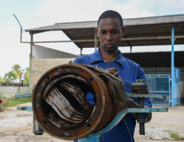 En el taller hoy se trabaja en las bombas que abastecen a los poblados de Lugareño y Platanal, del municipio de Minas. Fotos: Leandro Pérez Pérez/Adelante