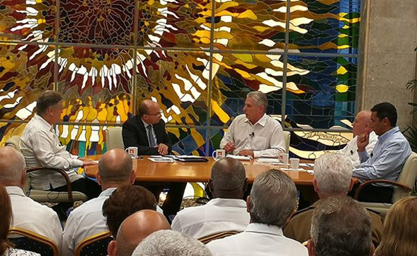 El presidente de los Consejos de Estado y de Ministros comparece en la Mesa Redonda junto a los ministros de Economía, de Transporte y de Energía y Minas. Foto: Estudios Revolución Cuba seguirá adelante, pese a agresividad de EE.UU.