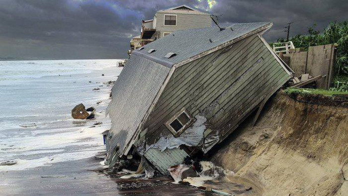 El huracán Dorian dejó a su paso enormes inundaciones en las Bahamas este lunes, después de azotar al archipiélago con tanta agua que las autoridades exhortaron a la población a hacerse de dispositivos de flotación y de martillos en caso de que sea necesario romper sus áticos para escapar de las crecidas. Foto: Tomada de eluniverso.com  Expresa Cuba solidaridad con Bahamas, devastada por Dorian