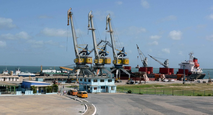 Capaz de recepcionar en total 60 mil toneladas, el Puerto de Nuevitas posee la mayor infraestructura del país para el almacenaje de cargas, aunque en estos momentos funcionan cinco naves con capacidad para más de 35 mil toneladas de mercancías, instalaciones reparadas luego del paso del huracán Irma, en septiembre de 2017. Foto: Rodolfo Blanco Cué/ACN Nuevitas sede del 26 de Julio 2020 en Camagüey