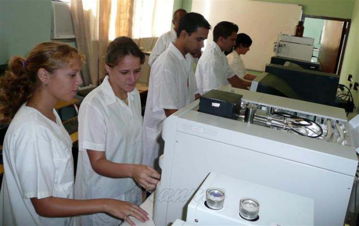 Las nuevas medidas disponen que los jóvenes graduados, una vez concluido su primer año de preparación para el empleo, pueden matricular en maestrías y doctorados. Foto: Tomada de granma.cu  Nuevas normas para el estudio de trabajadores cubanos