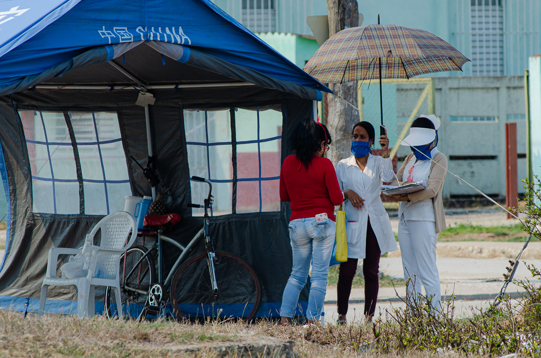 Las brigadas de pesquisaje no se detienen durante el día, pues la vigilancia epidemiológica es una de las claves del enfrentamiento al nuevo coronavirus.Fotos: Leandro Pérez Pérez /Adelante La Argentina de Florida encierra a la COVID-19