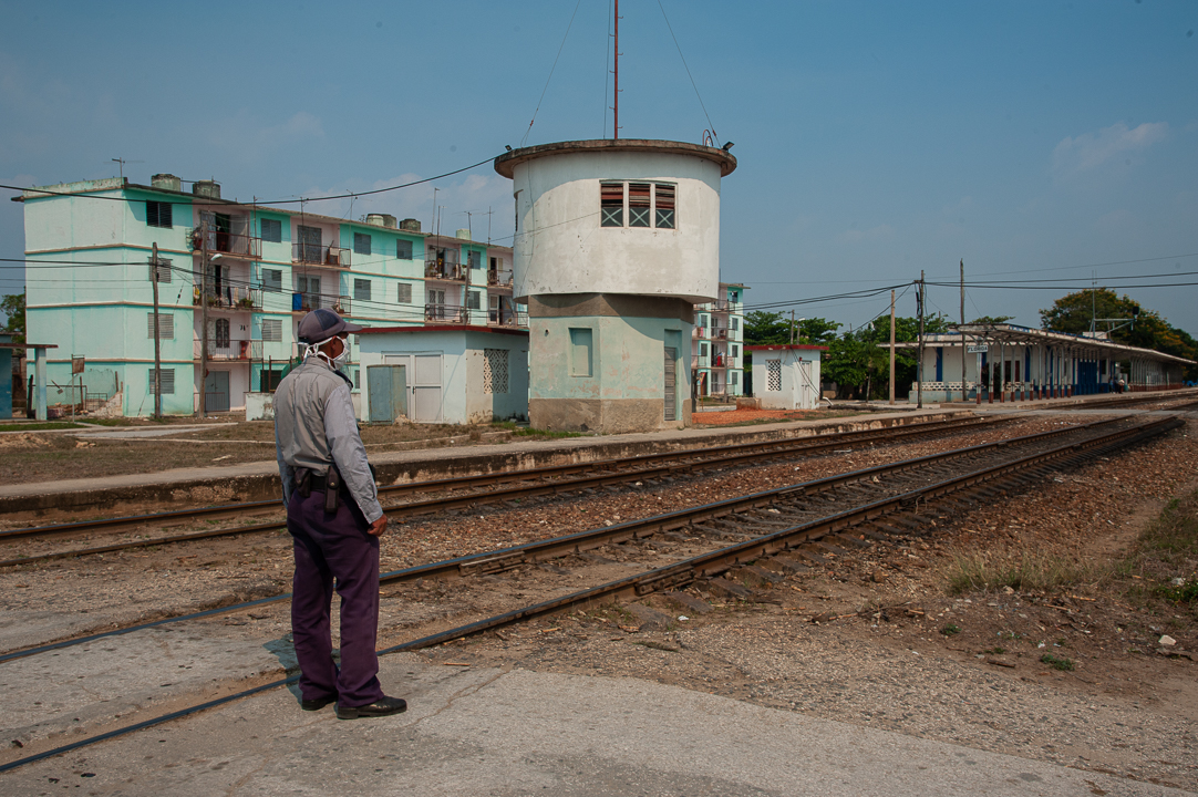 La línea central del ferrocarril atraviesa la zona, custodiada por la policía para evitar indisciplinas. Nunca antes el andén de la estación había estado tan desierto. 