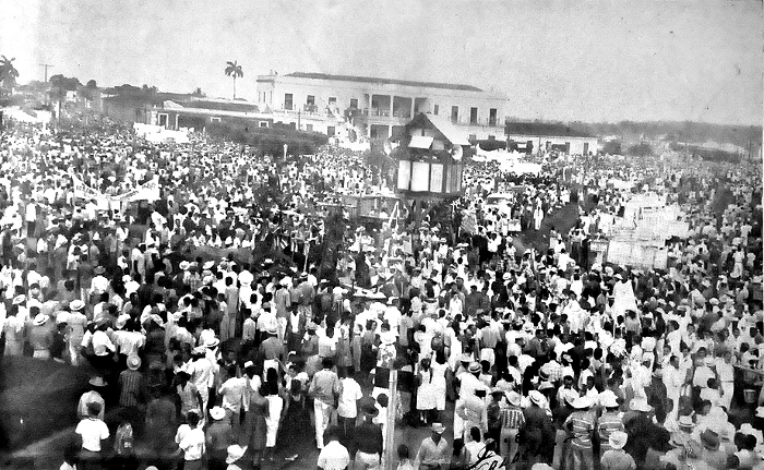 En los predios del parque Finlay, cerca de la terminal del ferrocarril se efectuó aquella inolvidable concentración.Foto: Archivo Fidel clausura en Camagüey congreso campesino