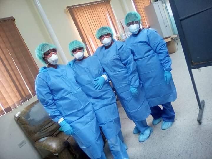 Raiza, segunda de izquierda a derecha,  durante el servicio de guardia ,cumpliendo con las medidas de seguridad.