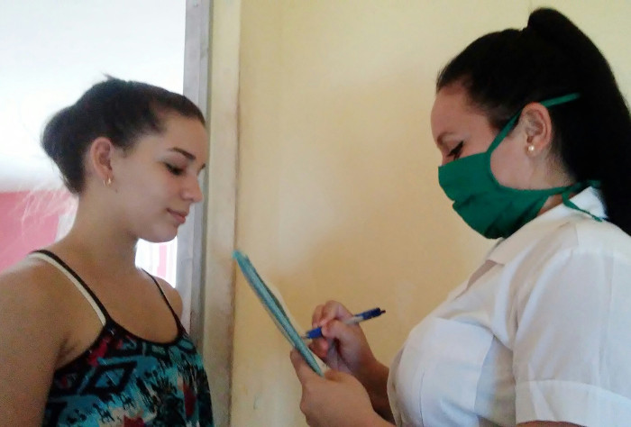 Antes de viajar hasta su comunidad a finales de marzo, Roxana realizó pesquisas en más de 100 viviendas del reparto Montecarlo, en la ciudad de Camagüey. Fotos: Cortesía de los entrevistados. Universidad médica: entre labor comunitaria y estudio a distancia (+Video)