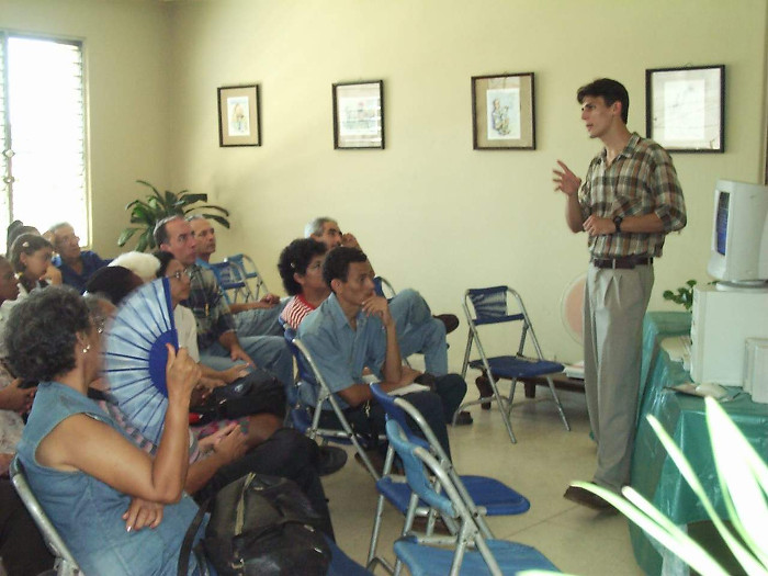 Adrián Cancino imparte un curso sobre Internet, en la Casa de la Prensa Camagüeyana. Esta foto es del 2001.