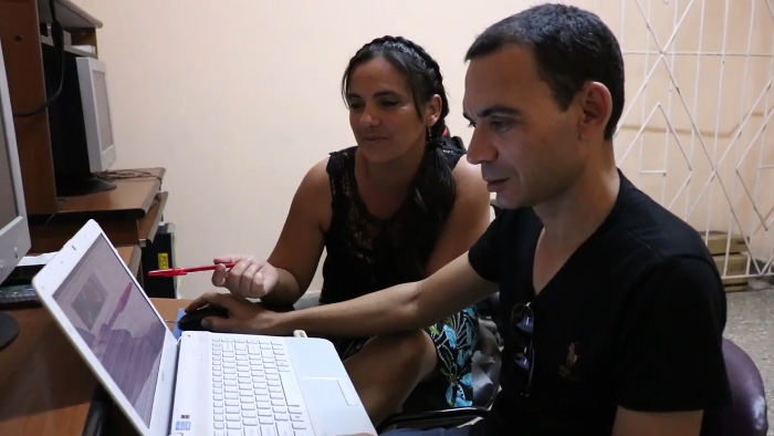 “Se está trabajando en una versión nueva del sitio. Queremos que esté al día con las tecnologías de la web, que sea más práctico y limpio para que nuestros lectores encuentren la información de la forma más rápida posible”, asegura el informático Yoel Benítez, quien aparece en esta foto junto a Daicar Saladrigas, directora de Adelante.