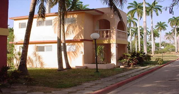 Para evitar posibles cadenas de contagios, se habilitó esta confortable instalación de Campismo Popular, Las Palmas, con el objetivo de establecer el período de cuarentena de quienes ingresaron en el país procedentes del exterior. Foto: Tomada de campismopopular.cu Esmeralda trabaja la prevención sanitaria