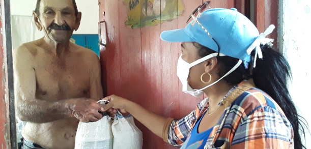 Los abuelos, la buena voluntad y el servicio a domicilio (+Fotos)