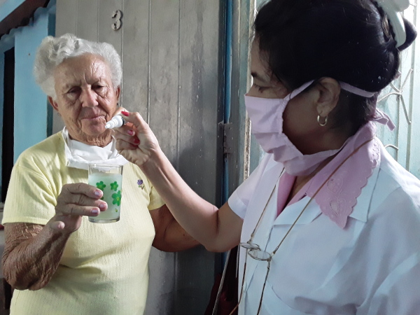 Luisa Pereda, quien cumplirá 76 años en agosto, es una de las ancianas beneficiadas por los servicios de la casa de abuelos. El jueves 23 de abril, la directora de ese centro, Edivia Castelló, la visitó para aplicarle la cuarta dosis del medicamento homeopático PrevengHo - Vir. Foto: De la autora