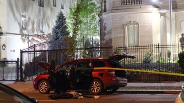 Un vehículo que la policía considera está relacionado con el hecho permanece estacionado fuera de la sede diplomática. 