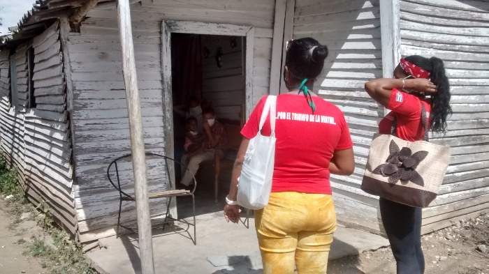Dos trabajadoras sociales visitan casas de la circunscripción 60 del consejo popular Vigía - Florat, en la ciudad de Camagüey. Fotos: De la autora  Para prevenir desde el barrio, trabajo social (+Fotos y Video)
