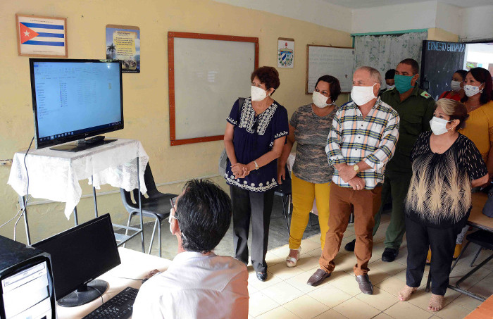 Ena Elsa Velázquez evaluó recientemente los preparativos para el reinicio del curso escolar 2019-2020 en la provincia. En un recorrido por instituciones educativas del municipio de Minas comprobó las medidas organizativas e higiénicas sanitarias con vistas al primero de septiembre. Foto: Rodolfo Blanco Cué/ ACN Cuba, excepto su capital, puede iniciar el curso escolar