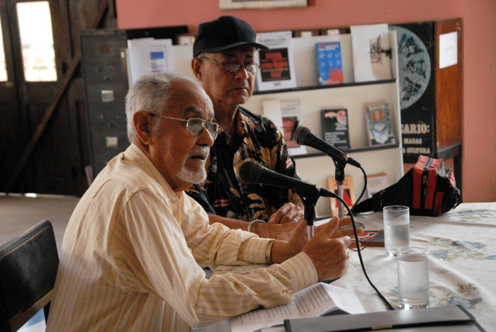 Pedro Castro junto a Manuel Villabella, también fallecido, en un conversatorio dedicado al teatro, en el Encuentro de Escritores Camagüeyanos, en febrero del 2017.