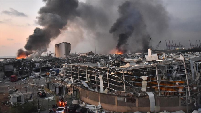 Se desconoce la causa principal del siniestro, pero conclusiones preliminares, ofrecidas por las autoridades libanesas, señalan que el origen se debe los miles de toneladas de nitrato de amonio almacenadas en una bodega del puerto de la capital desde 2014. Foto: Tomada de hispantv.com Rechazo al Gobierno libanés crece con explosiones