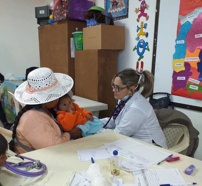 Admirable labor de los médicos internacionalistas cubanos, a pesar de la sucia campaña desatada contra ellos. Foto: Archivo Burdas campañas mediáticas contra la Revolución cubana